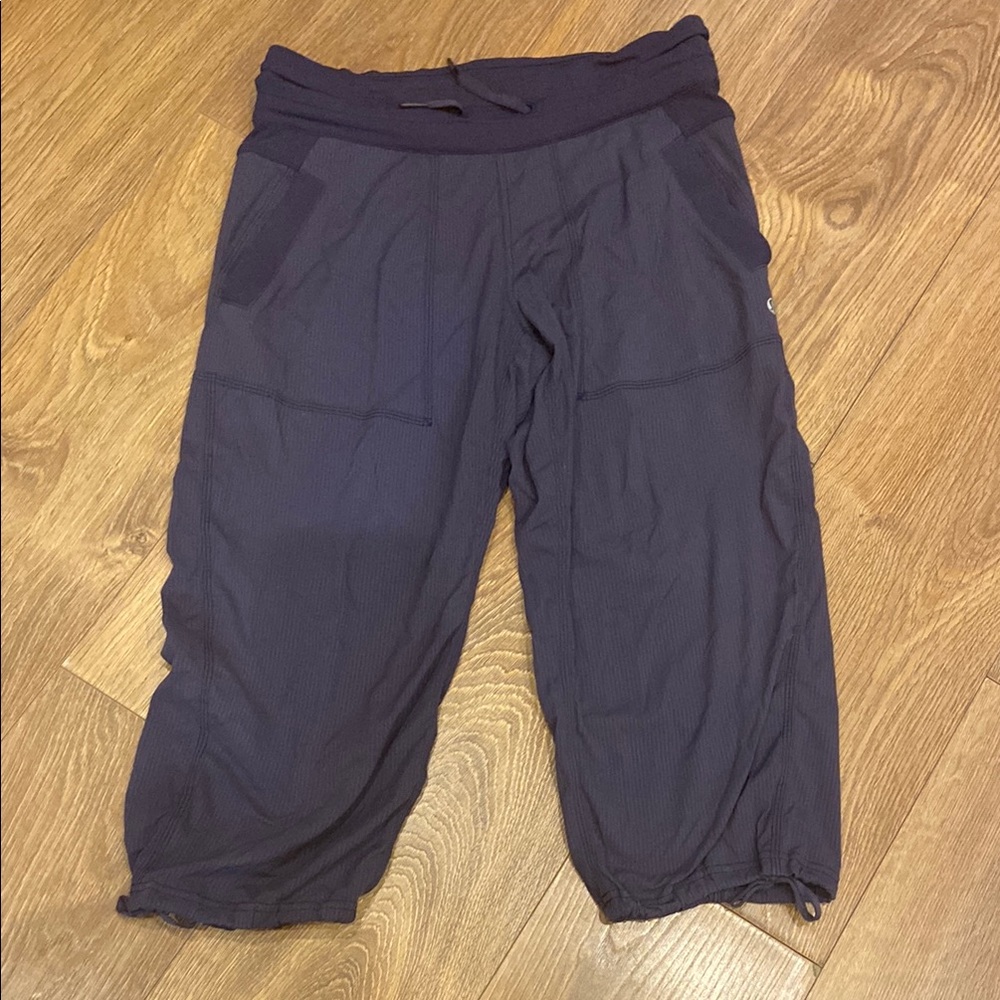 Lululemon plum purple capri pants size 6